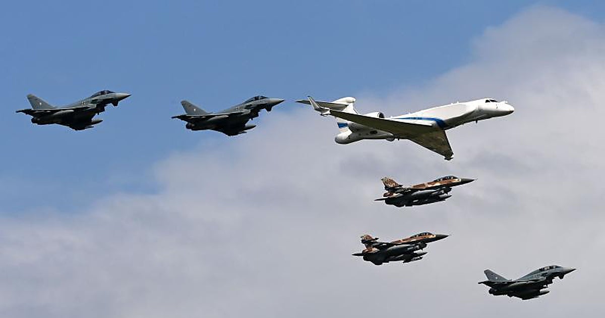 Aviones Eurofighter de la fuerza aérea alemana Luftwaffe, un Learjet y aviones F-16 de la Fuerza Aérea israelí