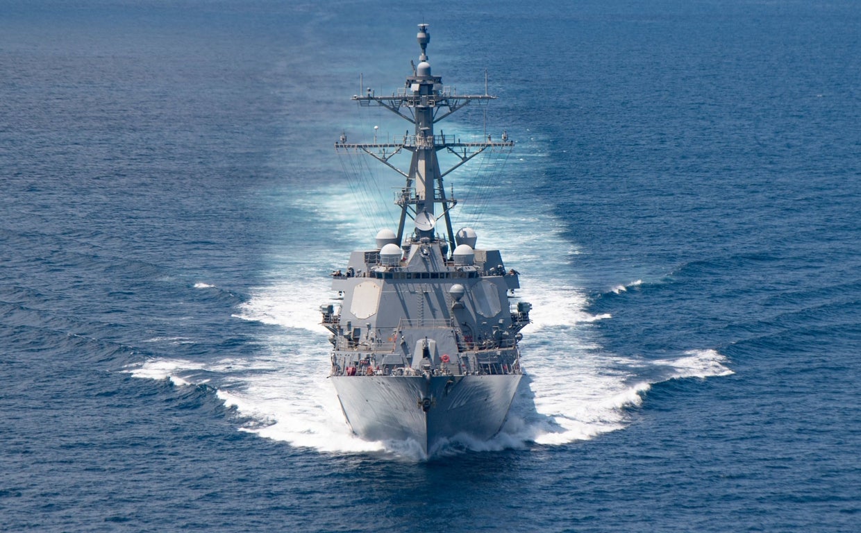 Imagen de archivo de un destructor de EE.UU. transitando por el estrecho de Taiwán