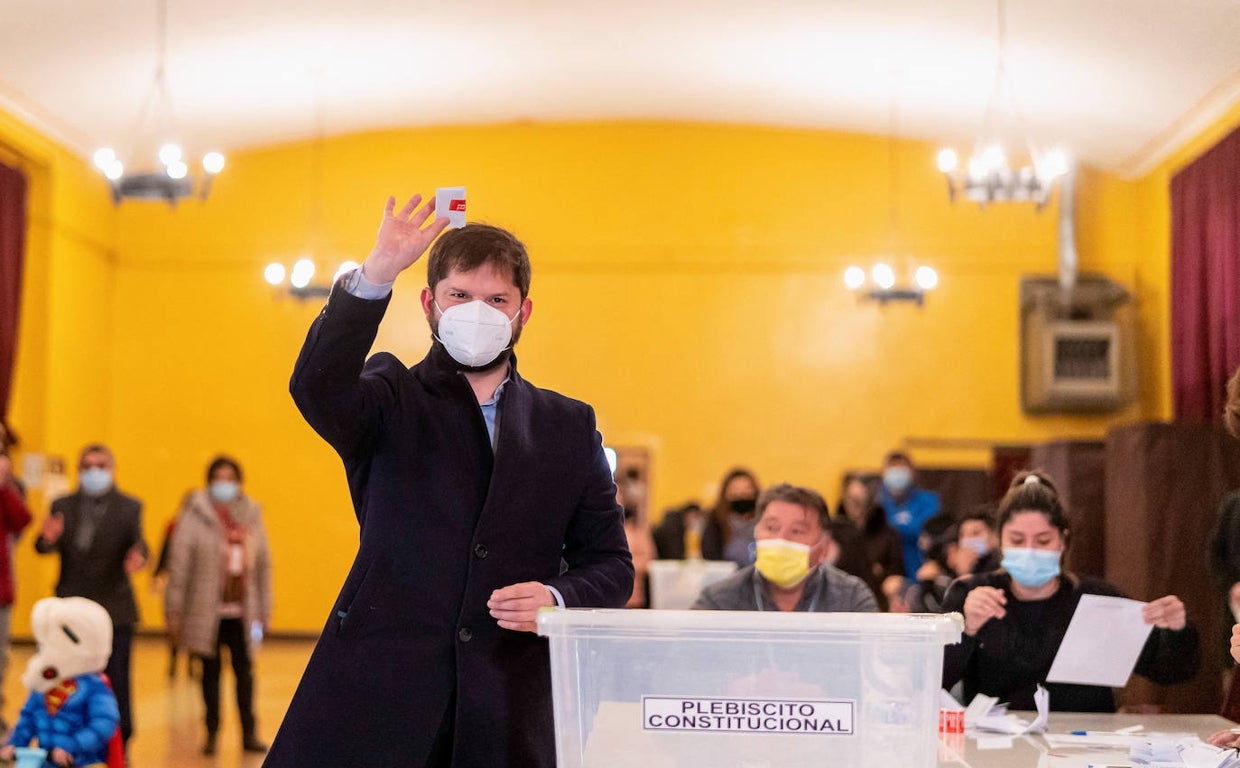 El presiedente chileno, Gabriel Boric, vota en el plebiscito constitucional