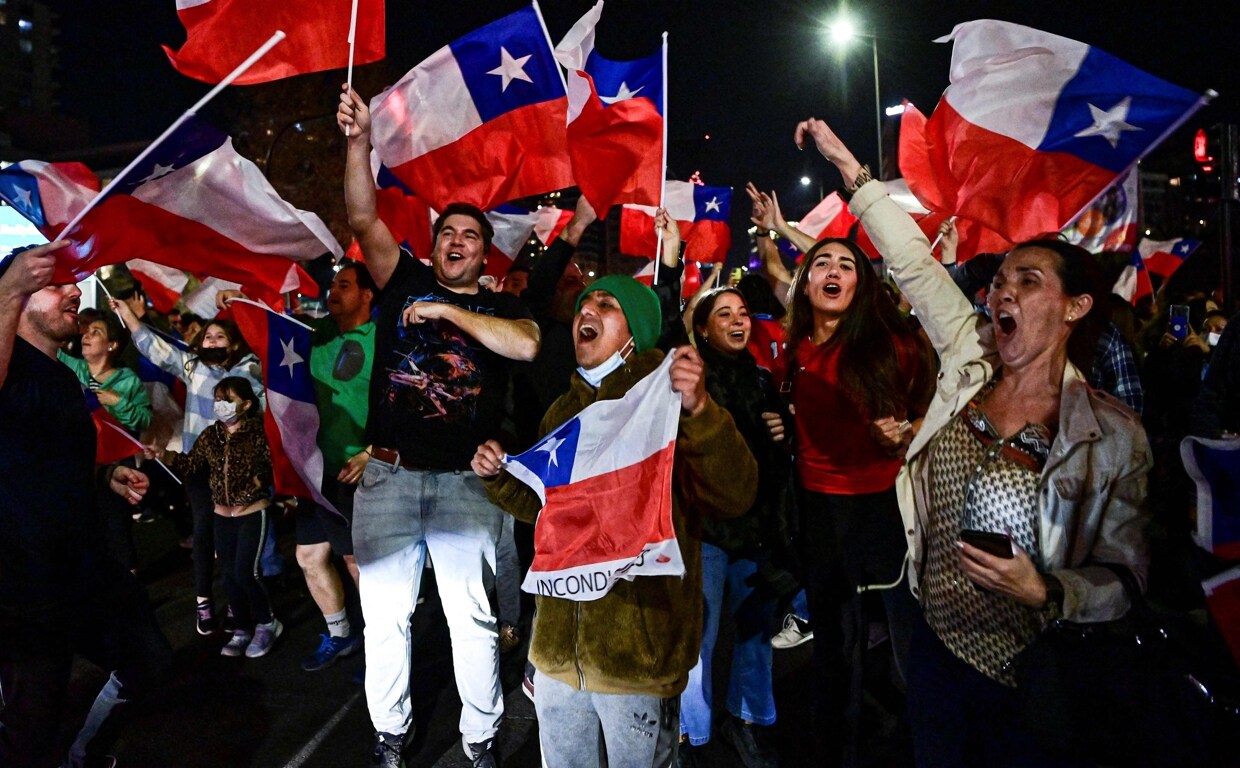 Un grupo de personas contrario al proyecto constitucional celebra en Santiago de Chile el resultado del referéndum
