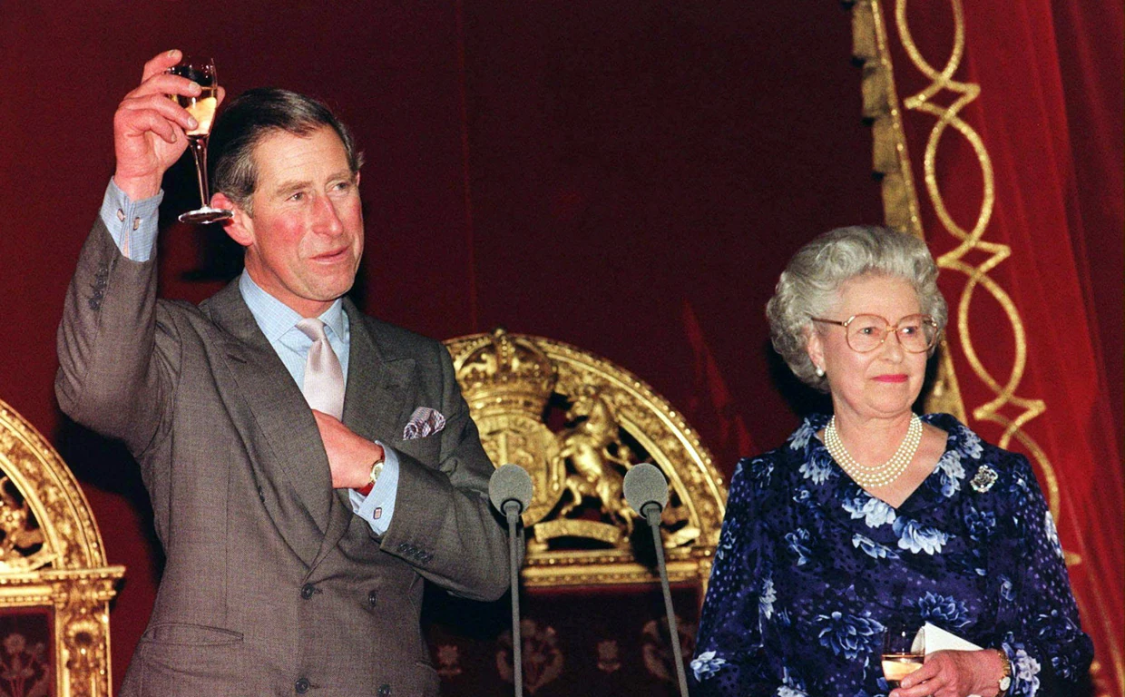Carlos de Inglaterra asciende al trono británico