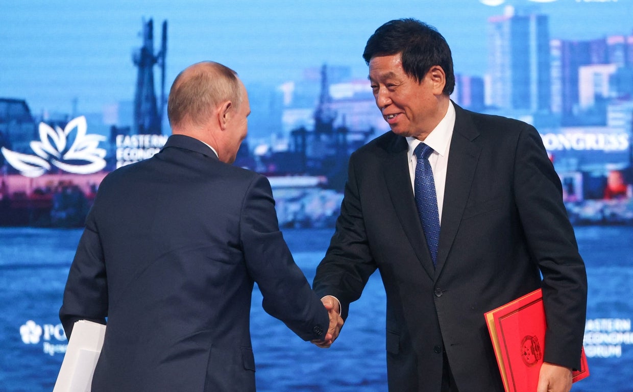 Putin estrecha la mano de Li Zhanshu en Vladivostok este miércoles