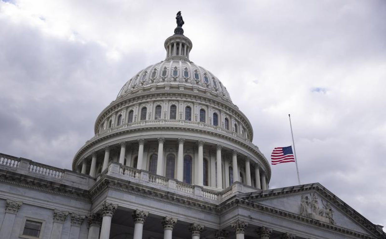 Bandera a media asta en el capitolio de Washington, Estados Unidos