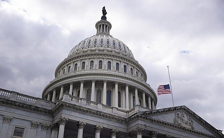 Monumentos apagados y minutos de silencio en honor al fallecimiento de la Reina Isabel II