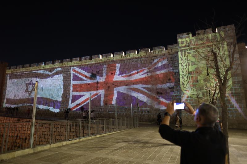 La bandera de Reino Unido junto a la de Israel en el muro de la antigua ciudad de Jerusalén, donde se proyectó por la noche para conmemorar el fallecimiento de Isabel II﻿