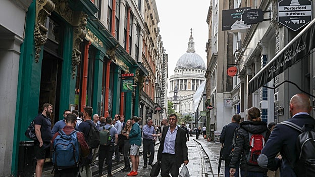 Jóvenes beben en la calle a las puertas de un pub de la City