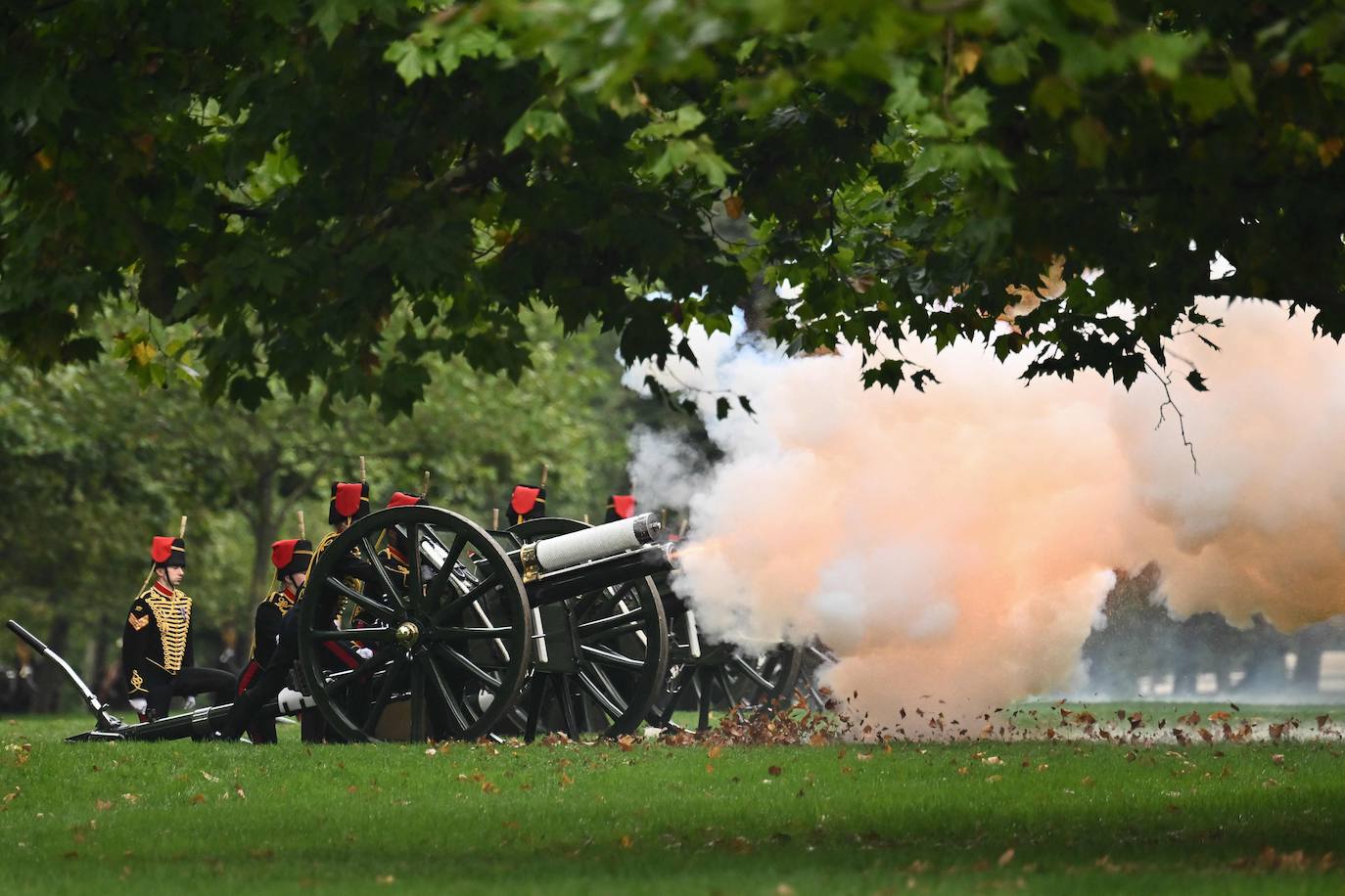 Se disparan salvas del Saludo Real en Hyde Park por parte de la Artillería a Caballo de la Tropa del Rey para celebrar la proclamación del Rey Carlos III