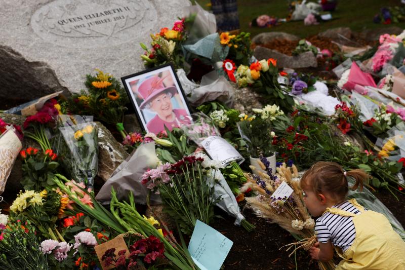 La Familia Real británica agradece en Balmoral y Windsor el cariño recibido