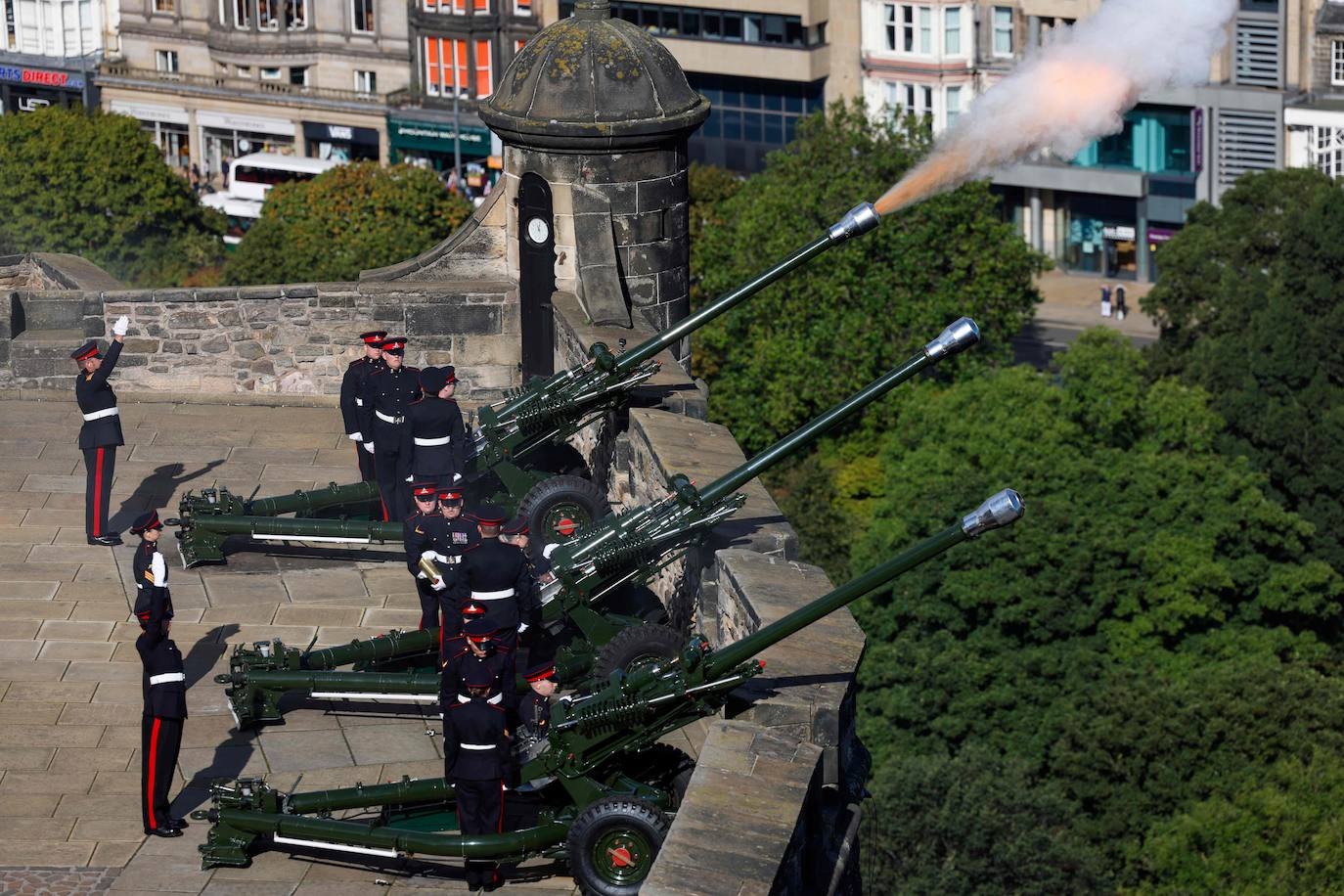 Miembros del Real Regimiento de Artillería 105 disparan salvas desde el Castillo de Edimburgo para celebrar la proclamación del Rey Carlos III.