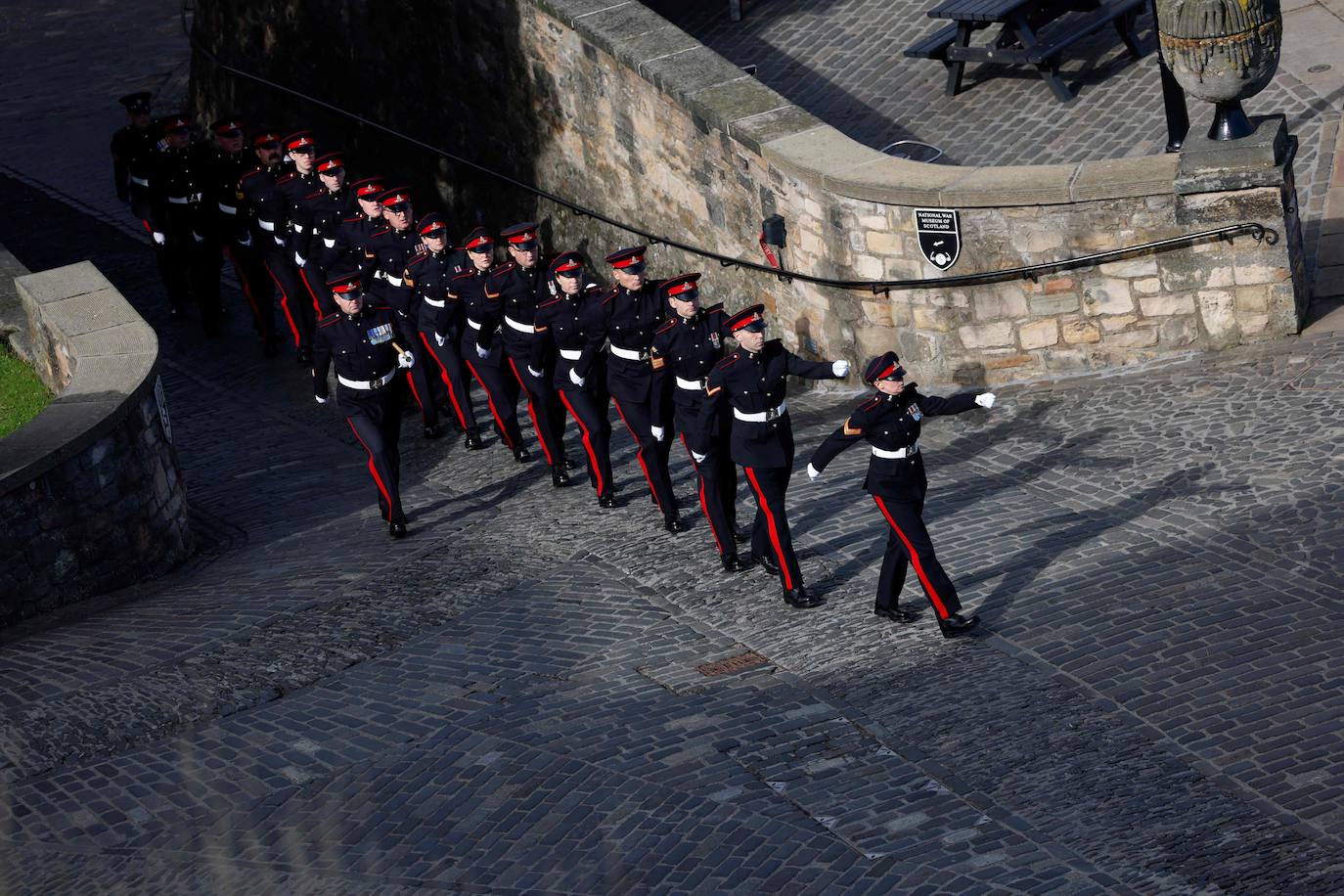 Miembros del Real Regimiento de Artillería 105 en su llegada al saludo real en el Castillo de Edimburgo para celebrar la proclamación de Carlos III como Rey de Inglaterra.