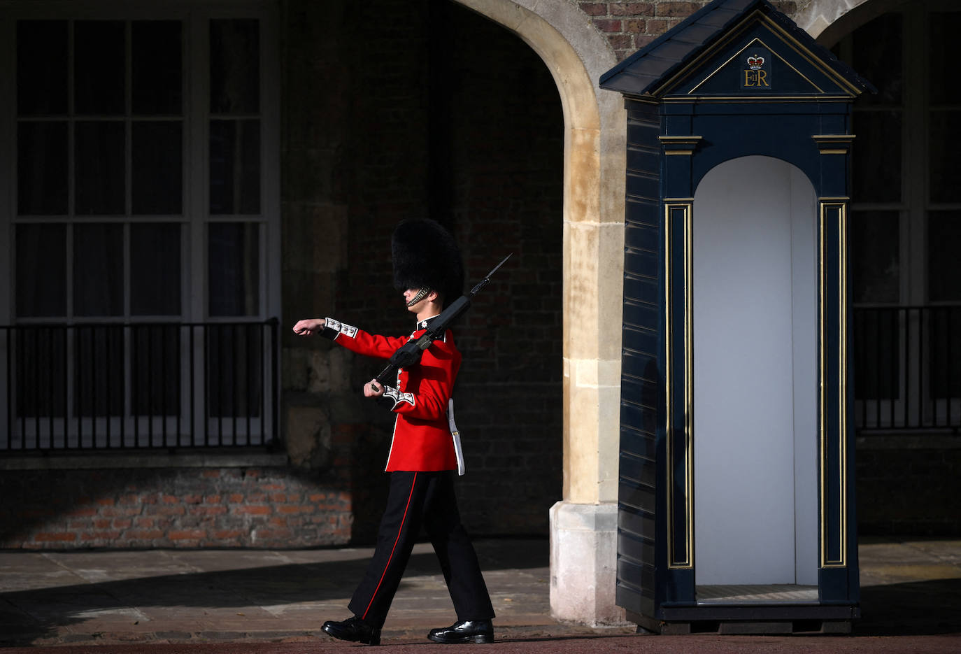 Un miembro de la Guardia Coldstream, en el patio Friary al exterior del palacio de St. James.
