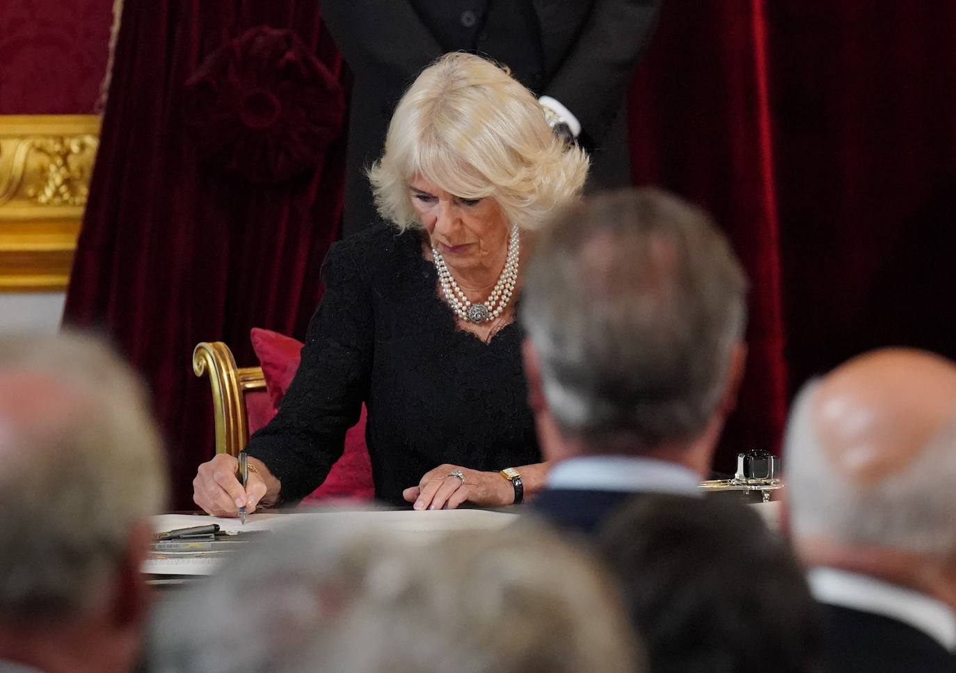 La Reina consorte Camilla, firma el juramento de mantener la seguridad de la Iglesia de Escocia durante el Consejo de Adhesión del Rey Carlos III.