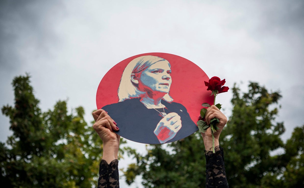 Una simpatizante de los socialdemócratas muestra un cartel de la candidata Magdalena Andersson