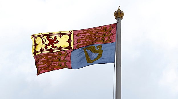 El actual estandarte real británico, que corresponde a la Reina Isabel II.