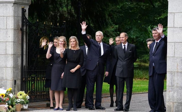 La Familia Real británica agradece en Balmoral y Windsor el cariño recibido