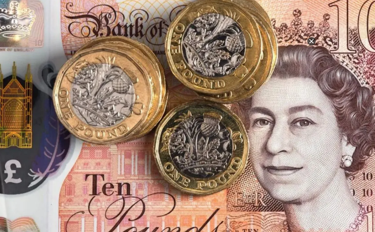 Billetes y monedas con la imagen de la Reina Isabel II.