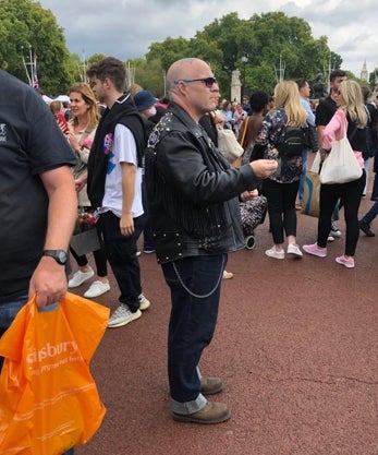 Imagen secundaria 2 - Desde los alrededores del Palacio de Buckingham, donde se congregaron cientos de personas, hasta el metro, e incluso los pubs, la muerte de la Reina copó ayer la vida del pueblo británico
