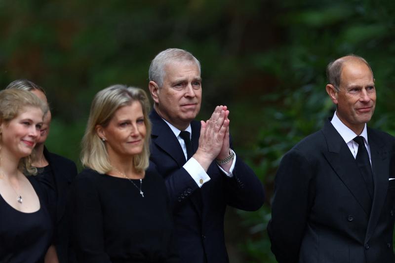 La Familia Real británica agradece en Balmoral y Windsor el cariño recibido