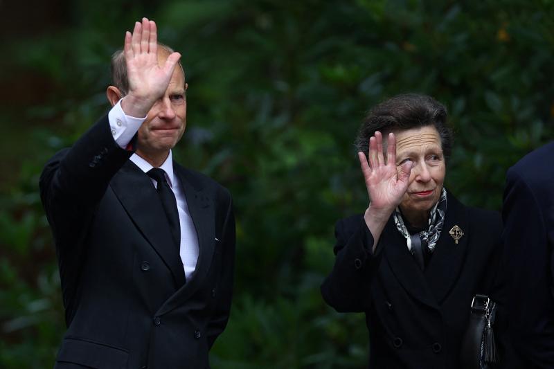 La Familia Real británica agradece en Balmoral y Windsor el cariño recibido