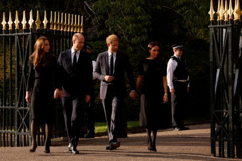 La Familia Real británica agradece en Balmoral y Windsor el cariño recibido