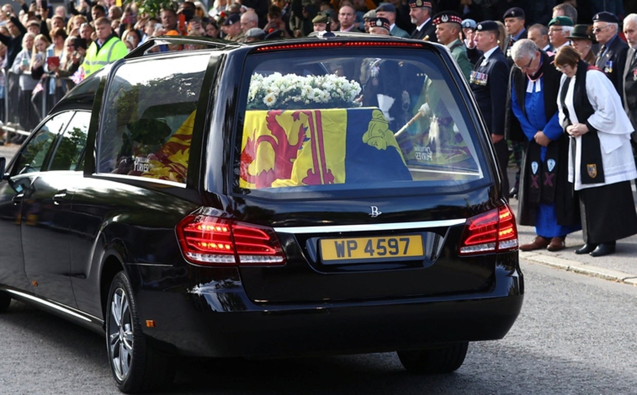 El féretro con los restos de Isabel II pasa por la localidad de Ballater en su ruta hacia Edimburgo