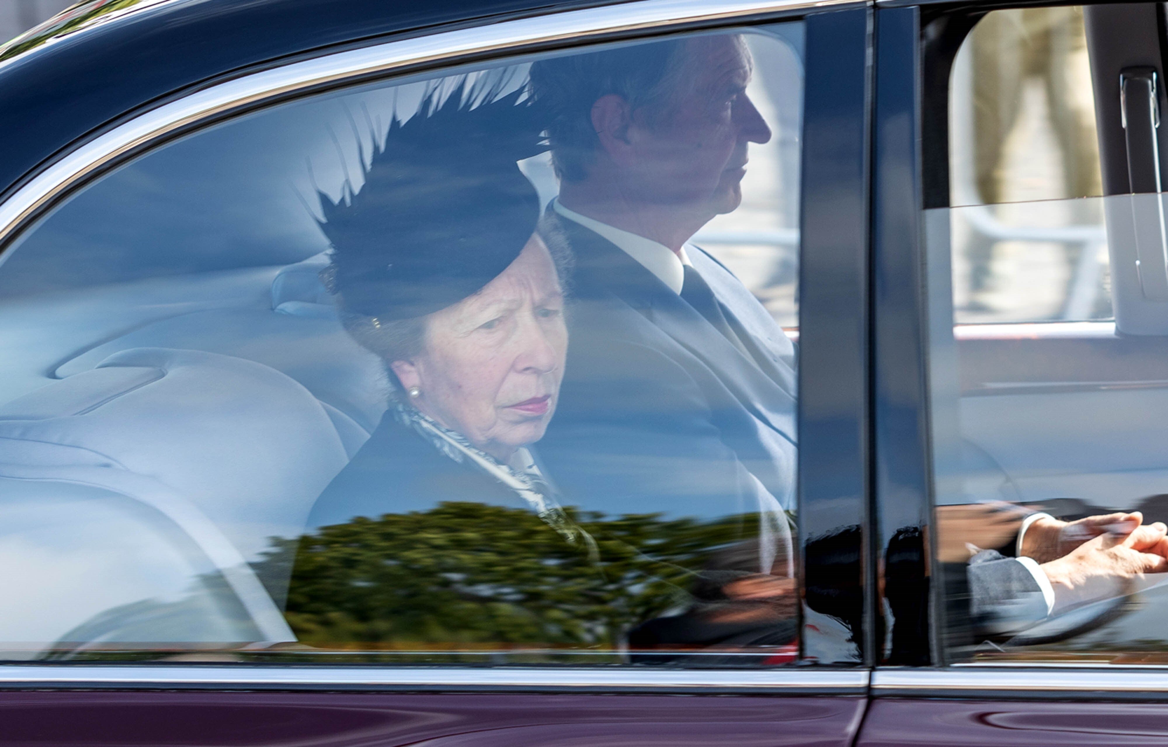 La princesa Anne junto con su marido, el Almirante Sir Timothy Laurence, siguiendo la procesión del féretro de Isabel II.