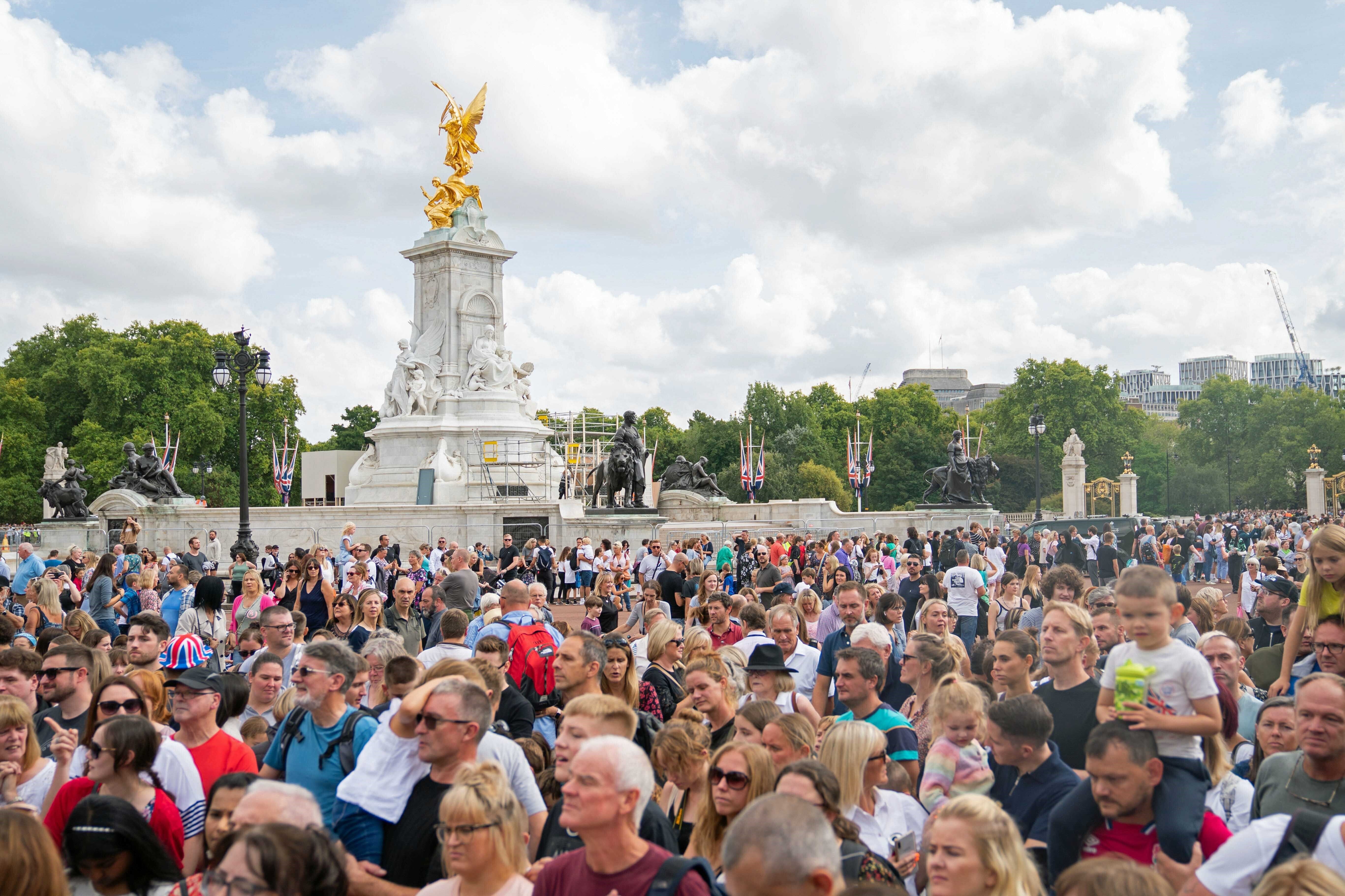 Una multitud se congrega en el exterior del Palacio de Buckingham (Londres)