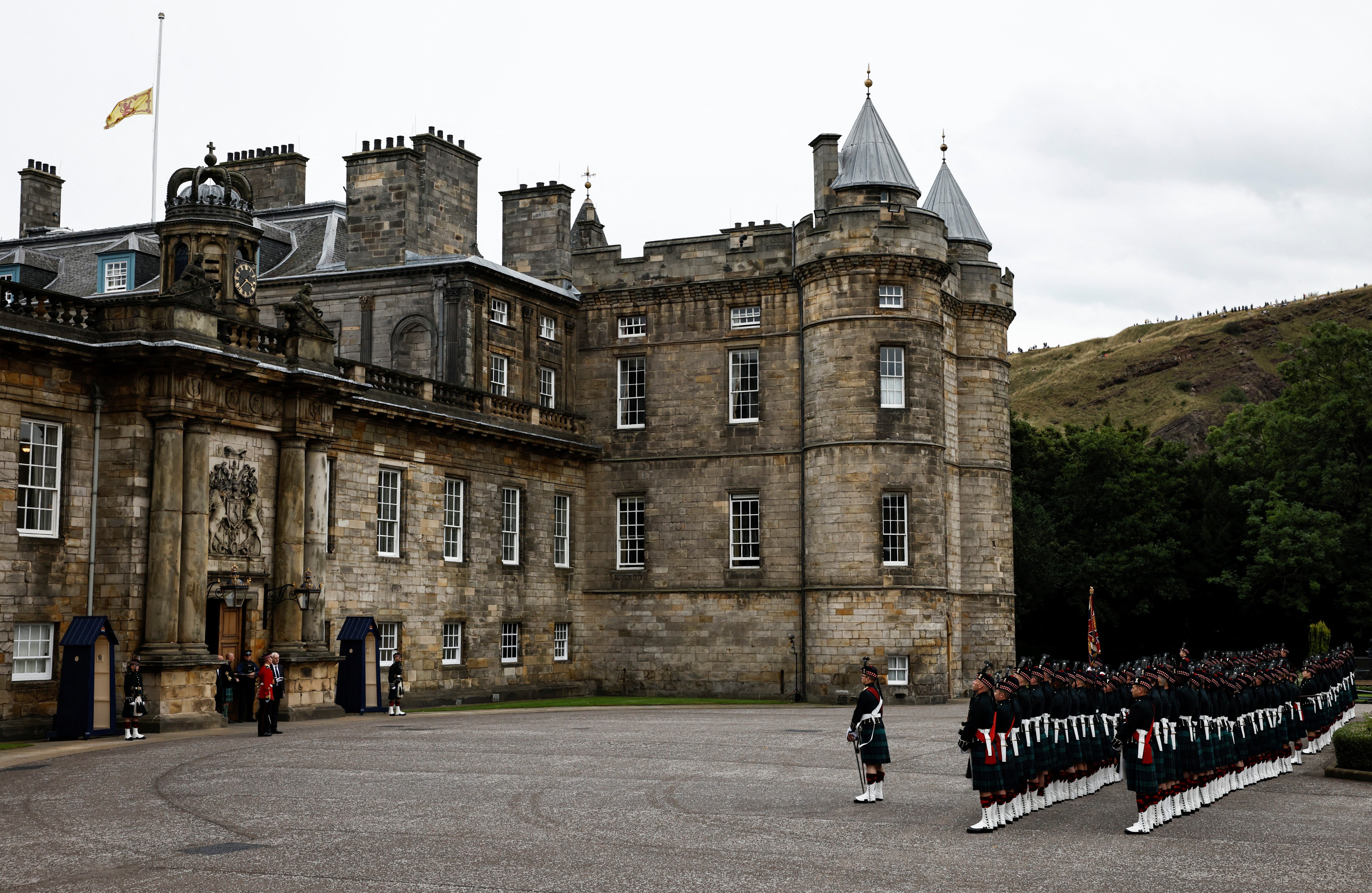 La guardia de honor espera en el exterior del  Palacio de Holyrood en Edimburgo (Escocia)