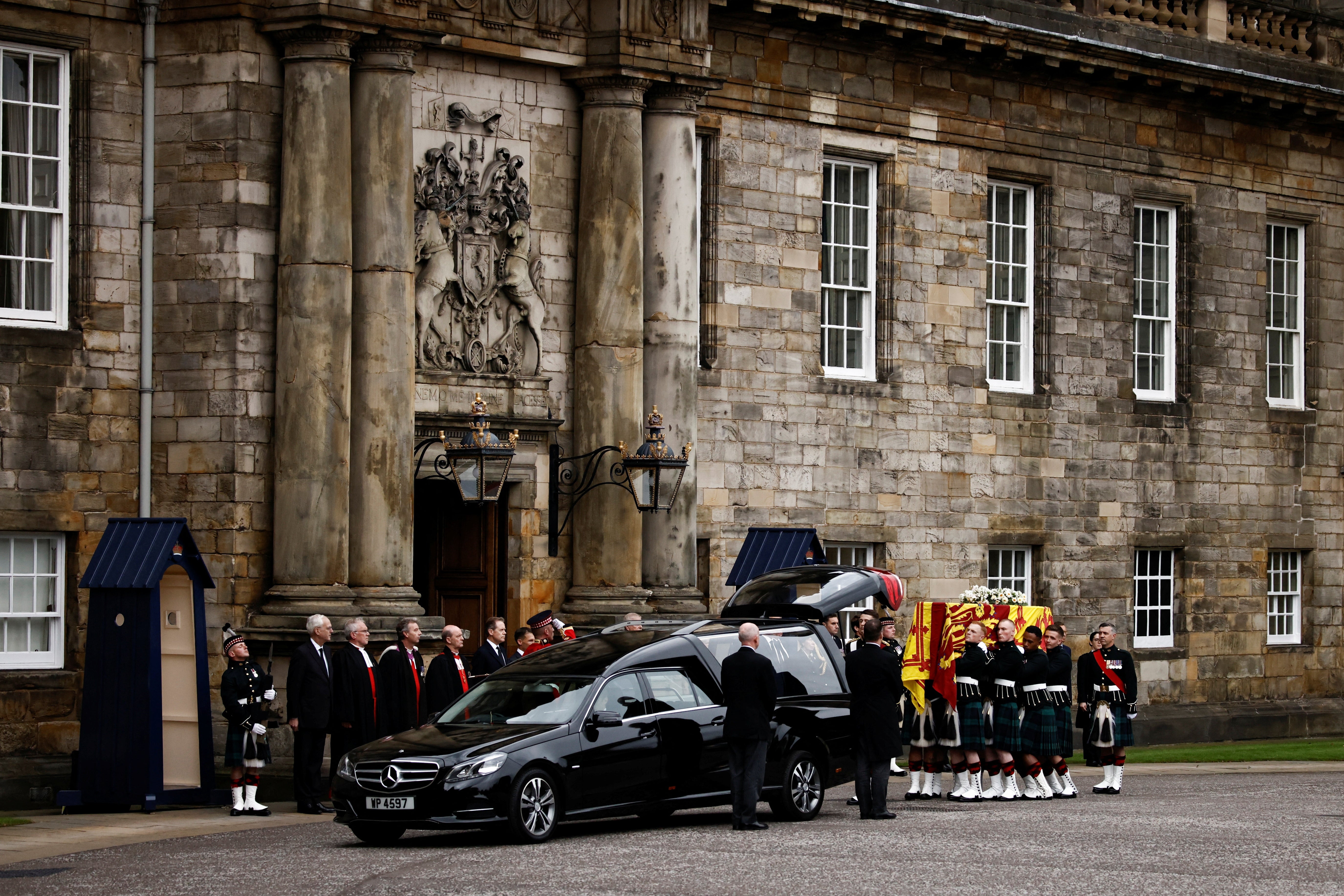 Porteadores llevan el féretro de Isabel II al interior del Palacio de Holyroodhouse en Edimburgo.