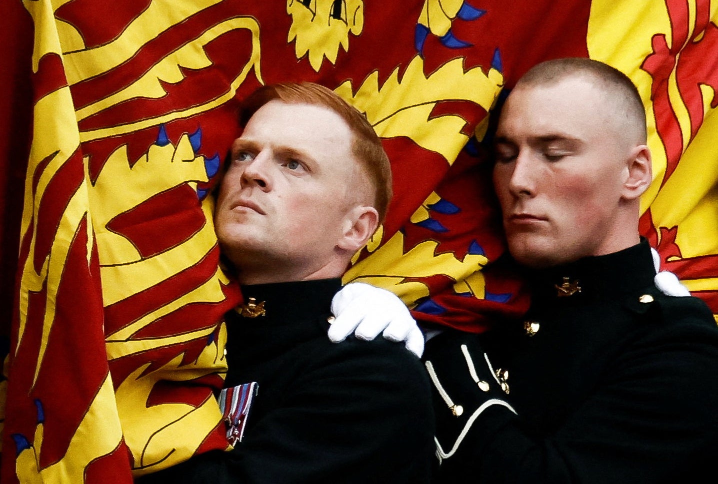 Porteadores del féretro de Isabel II en el Palacio de Holyroodhouse en Edimburgo.