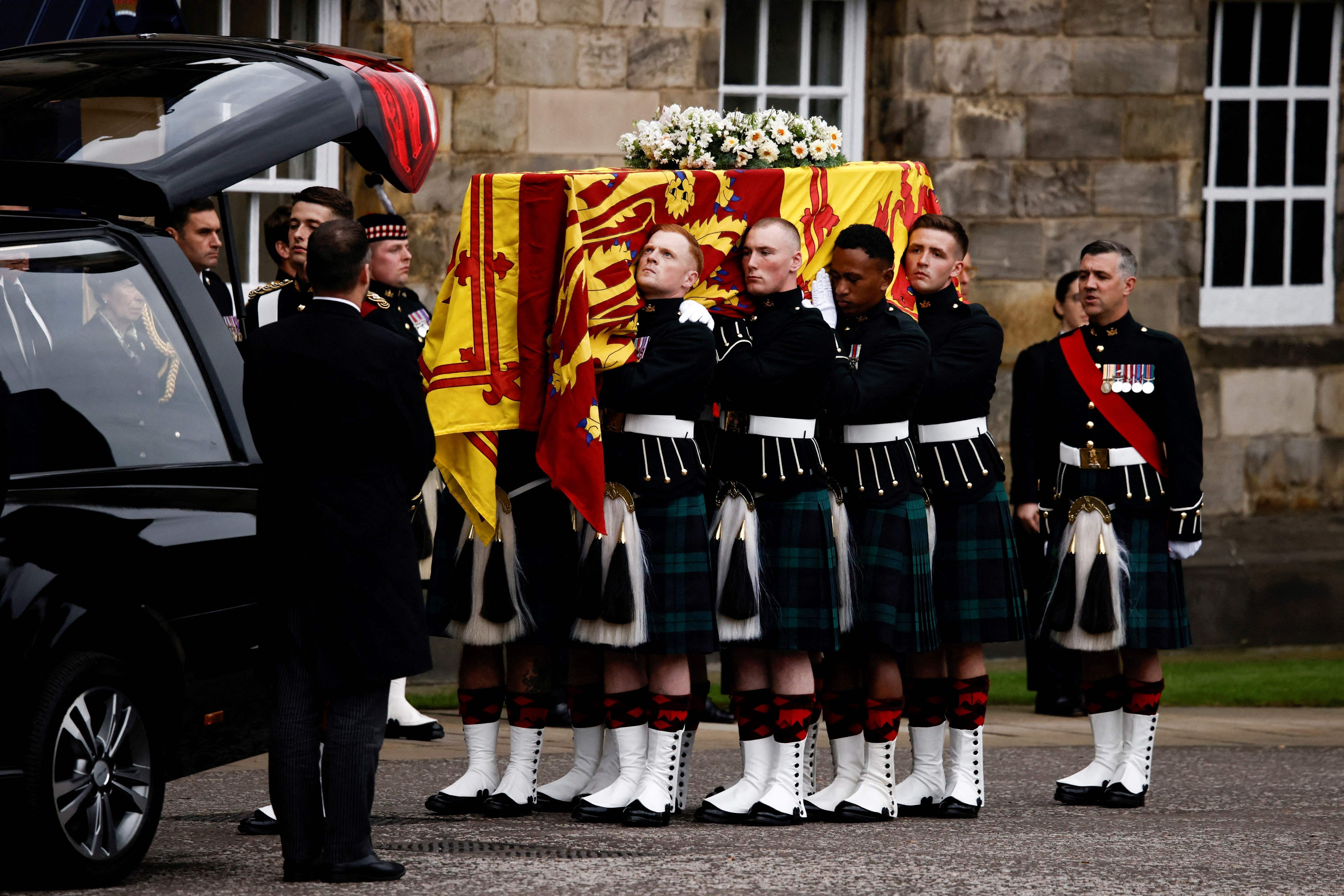 Porteadores llevan el féretro de Isabel II al interior del Palacio de Holyroodhouse en Edimburgo. 