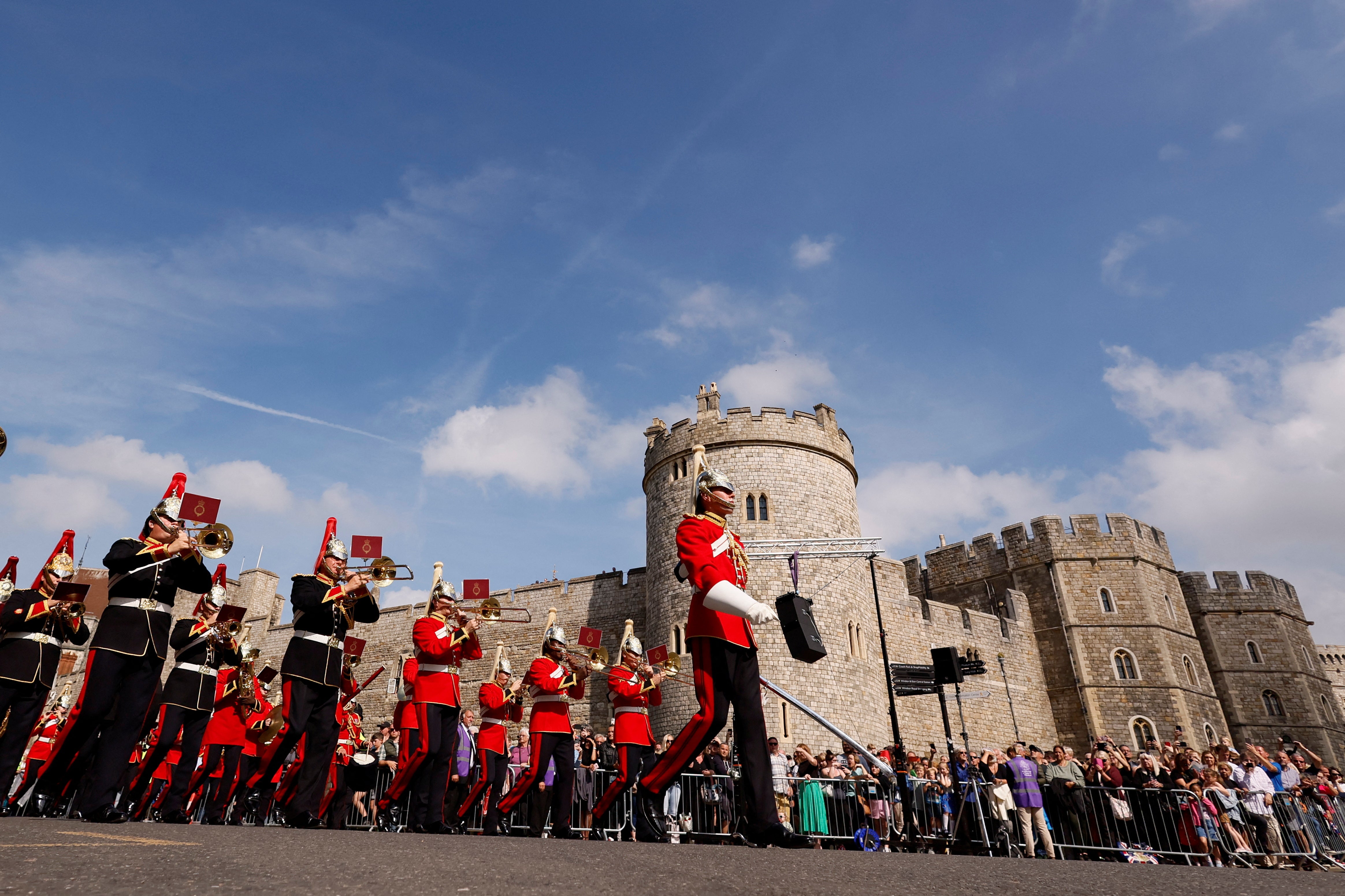 Miembros de la Caballería inglesa marchando junto al Castillo de Windsor durante la ceremonia de proclamación de Carlos III de Inglaterra
