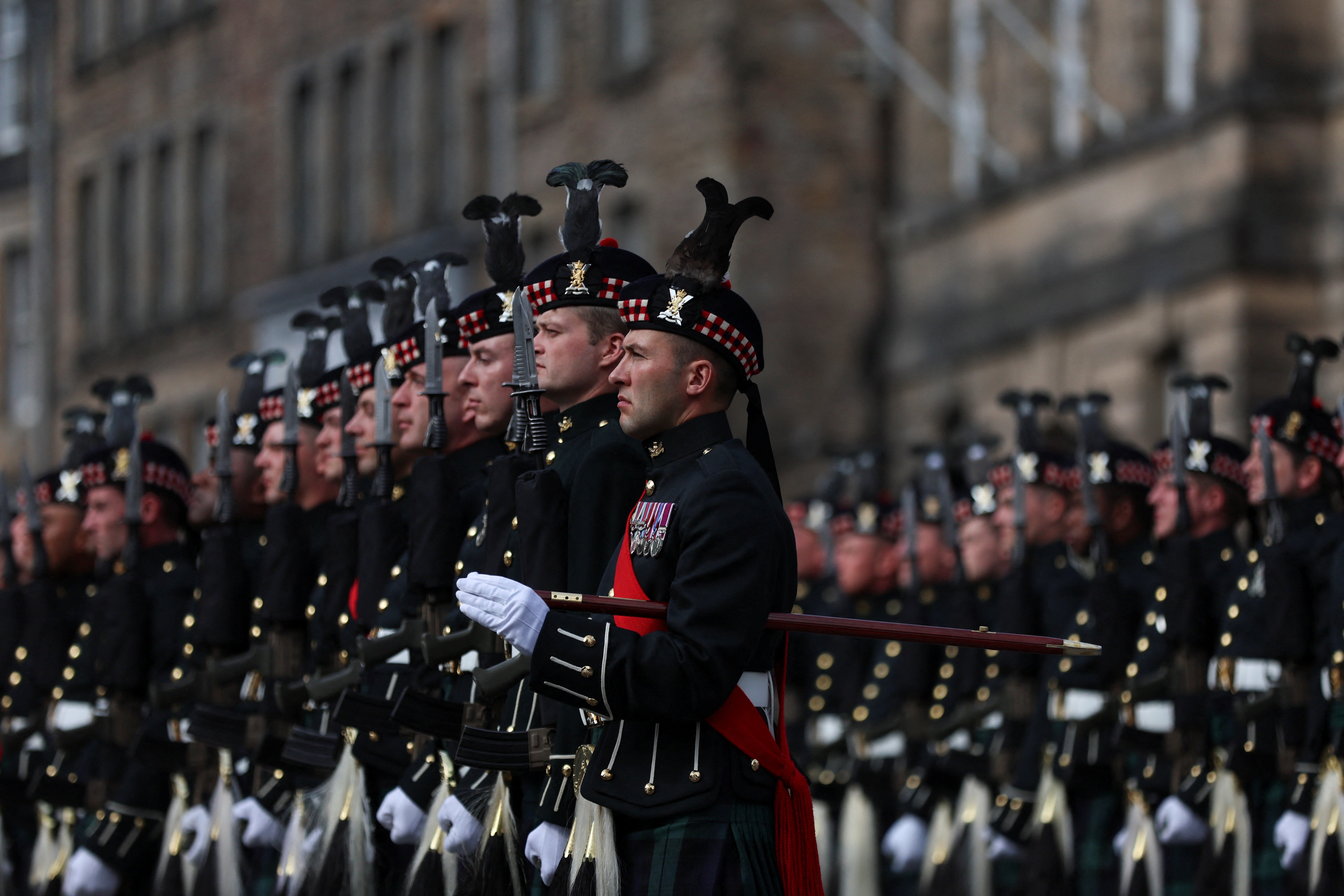 Los guardias esperan la llegada del féretro de Isabel II en la Milla Real de Edimburgo