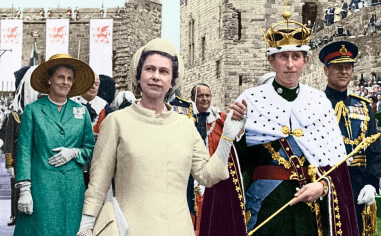 Carlos III, el día de su investidura como Príncipe de Gales, en 1969, acompañado por su madre la Reina Isabel II