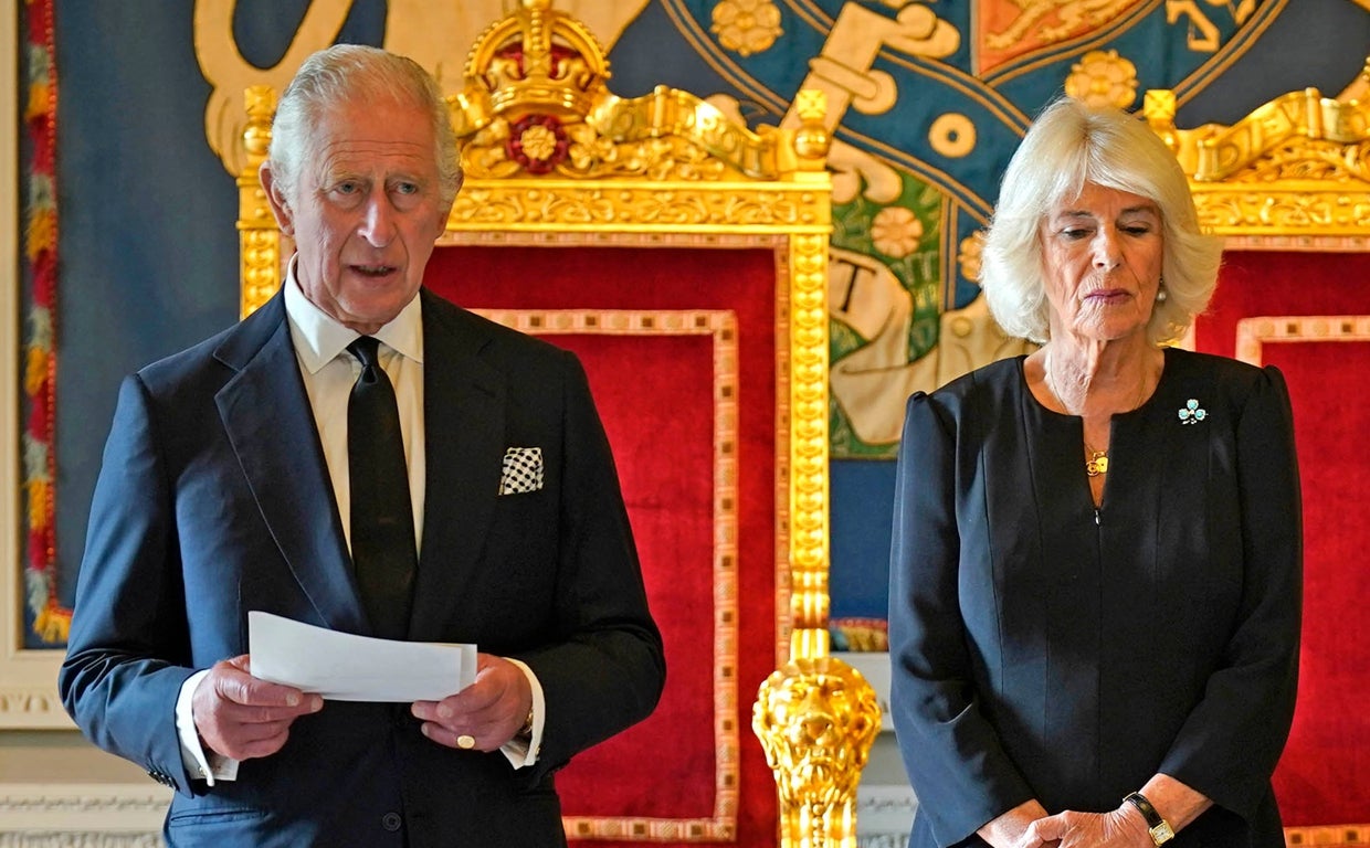 El Rey de Inglaterra, Carlos III, junto a Camila