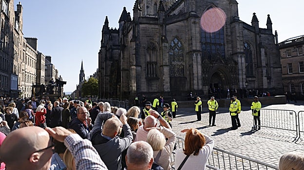 Una larga cola de personas espera para poder despedirse de Isabel II en la catedral de Edimburgo, Escocia