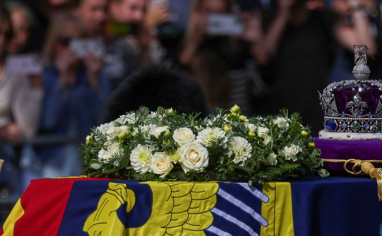Se coloca una corona en el ataúd de la reina Isabel de Gran Bretaña durante la procesión desde el Palacio de Buckingham hasta las Casas del Parlamento, en Londres, Gran Bretaña, el 14 de septiembre de 2022