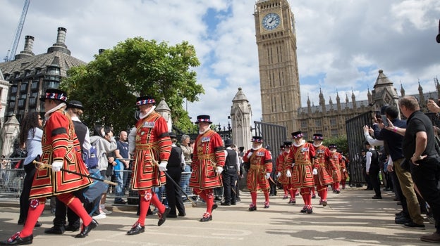 Un grupo de Beefeaters sale del velatorio para ir a almorzar