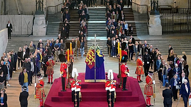 Cientos de personas, dentro de la capilla ardiente de Westminster Hall para despedirse de Isabel II