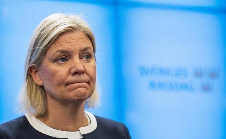 La primera ministra sueca , Magdalena Andresson, habla durante una conferencia de prensa después de presentar su renuncia al presidente del Parlamento sueco el 15 de septiembre de 2022