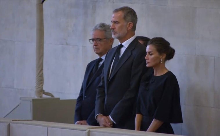 Los Reyes de España visitan la capilla ardiente de Isabel II en Westminster