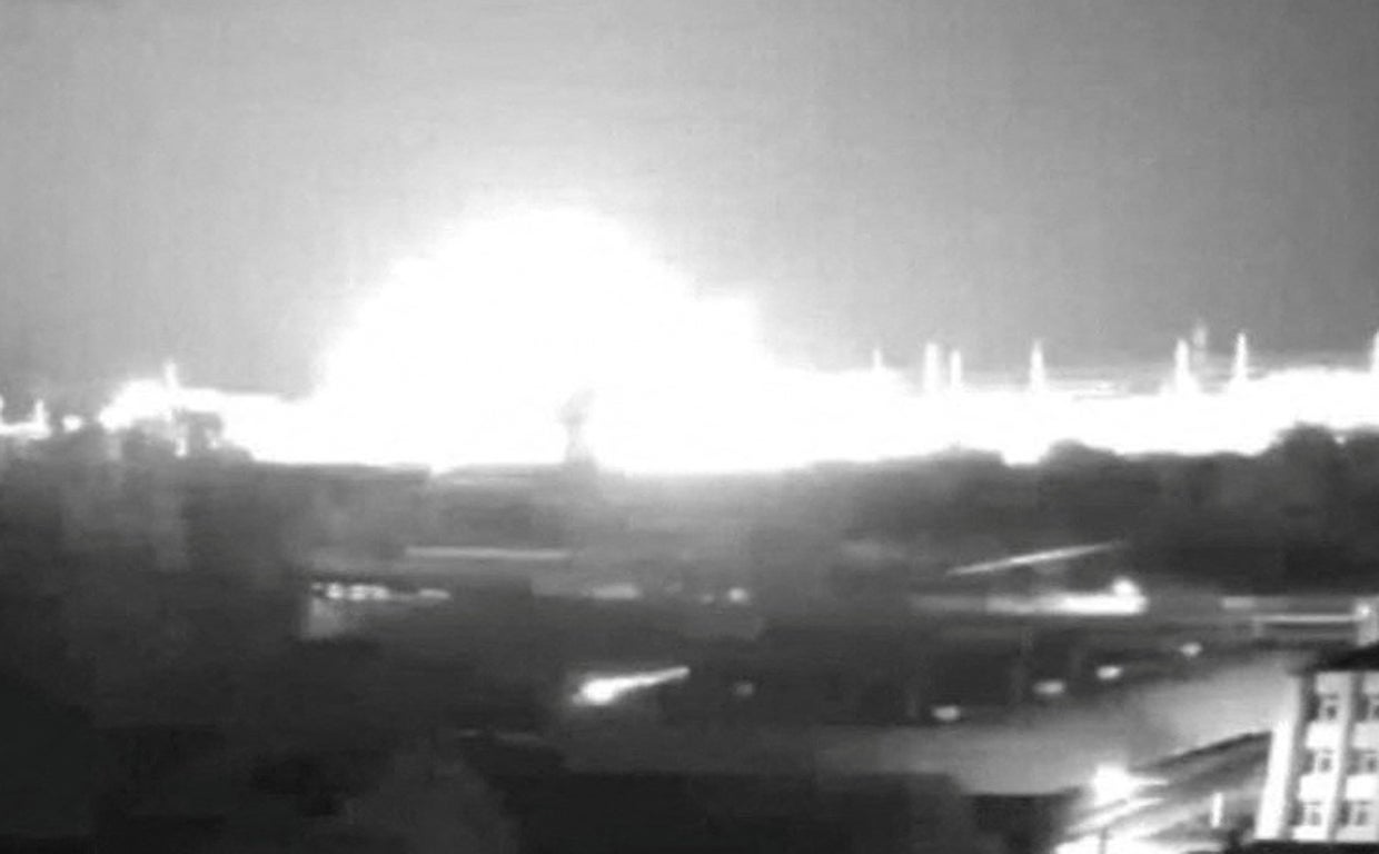 Imagen de la explosión de uno de los misiles junto a la central nuclear de Pivdennoukrainsk
