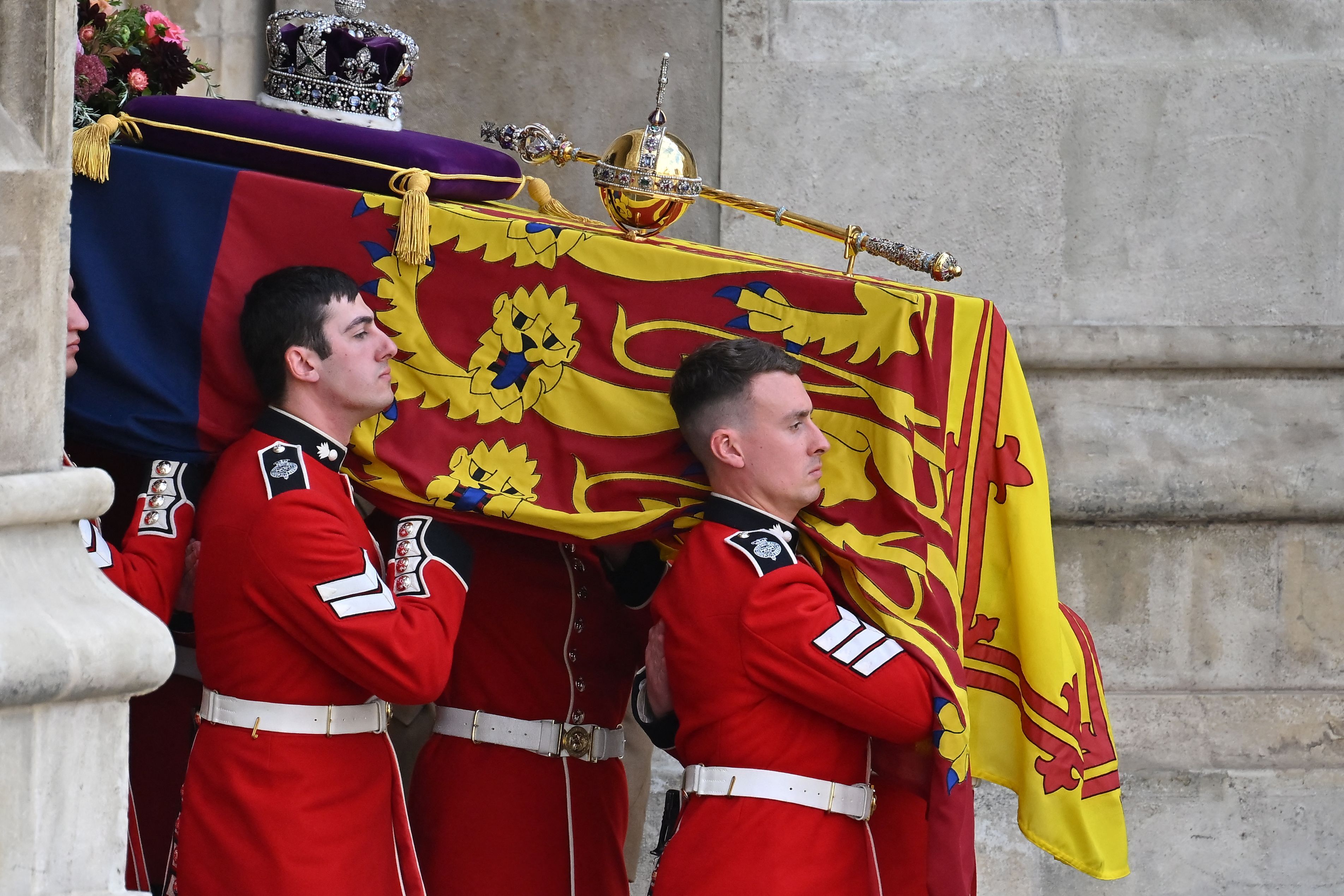 Un grupo de militares saca a hombros el féretro de Isabel II de la Abadía de Westminster, donde se ha celebrado el funeral de Estado. 
