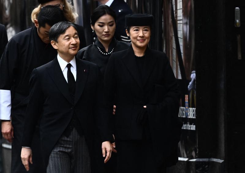 El emperador japonés Naruhito y su esposa, la emperatriz Masako, llegan a la Abadía de Westminster en Londres.