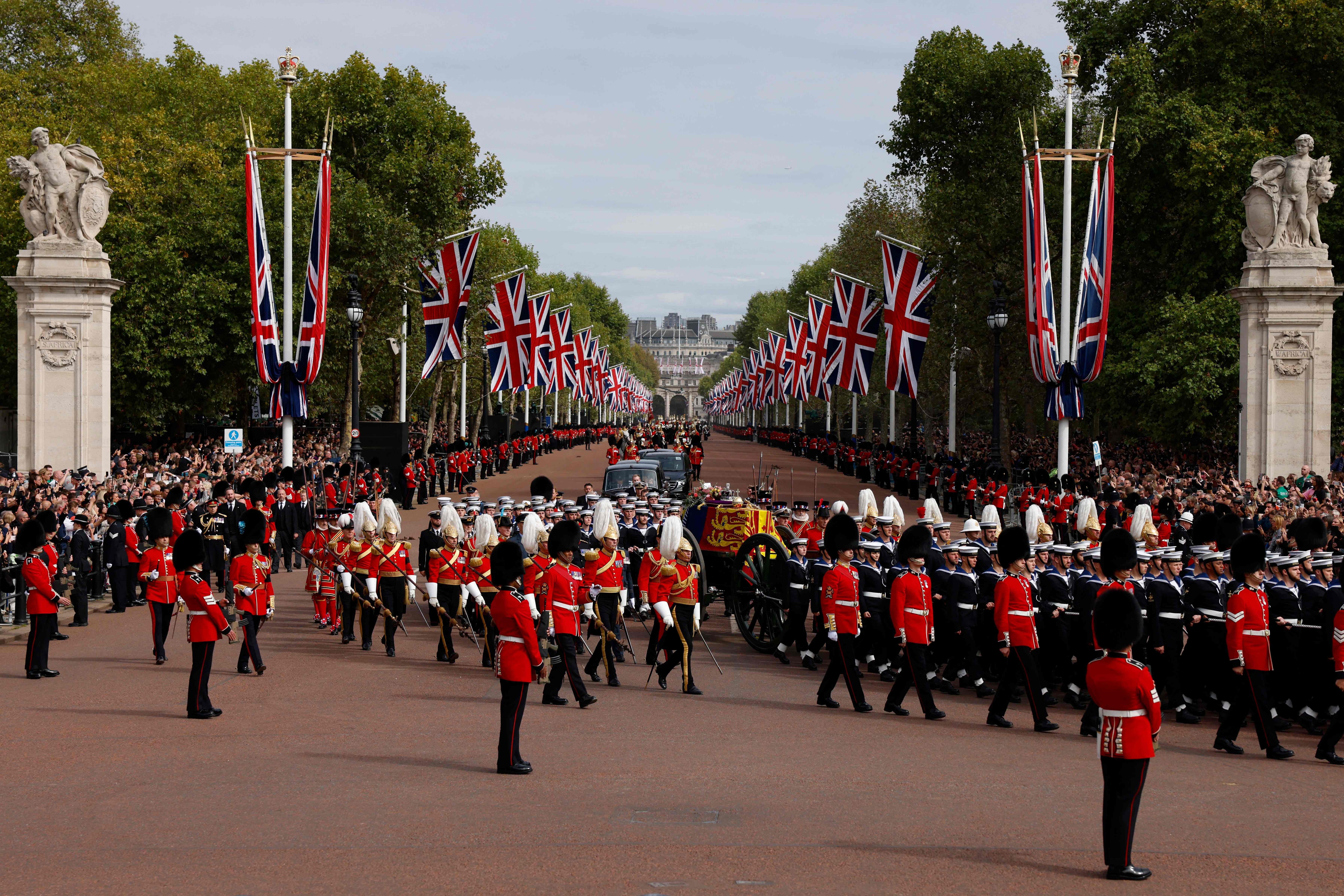 Procesión fúnebre con el féretro de Isabel II en Londres.