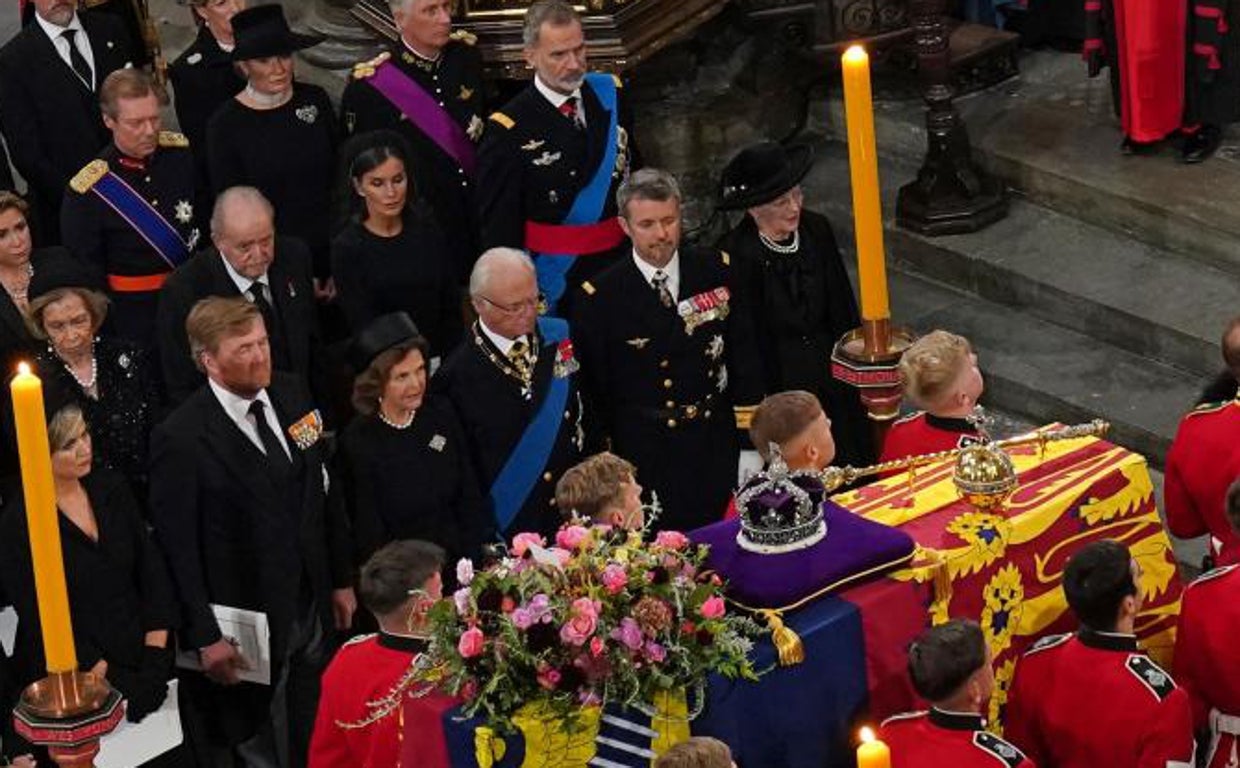 Isabel II reúne en público a los Reyes con Don Juan Carlos y Doña Sofía