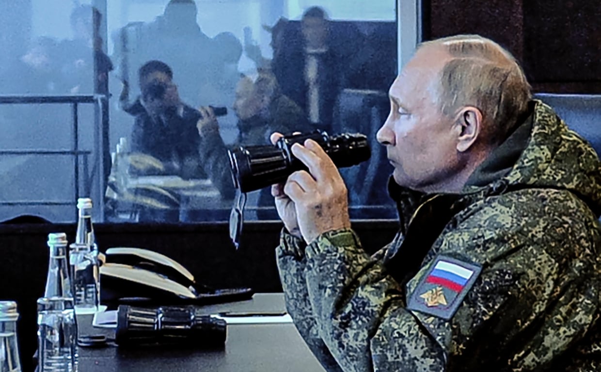 Vladimir Putin observa las prácticas de uno de sus comandos.