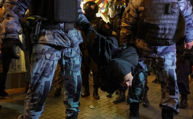 Policías rusos detienen a una persona durante una manifestación no autorizada