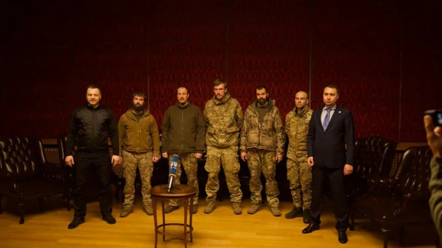 Miembros del batallón Azov después de ser liberados