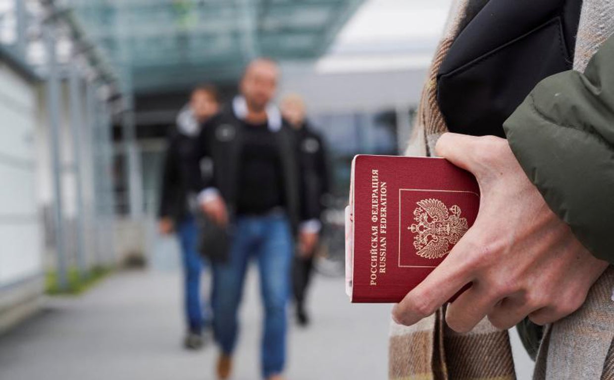 Una persona sostiene un pasaporte ruso en el cruce fronterizo  entre Rusia y Finlandia